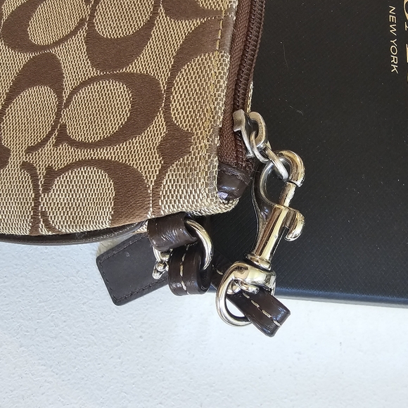 Coach change purse. Color: Brown - Picture 10 of 11